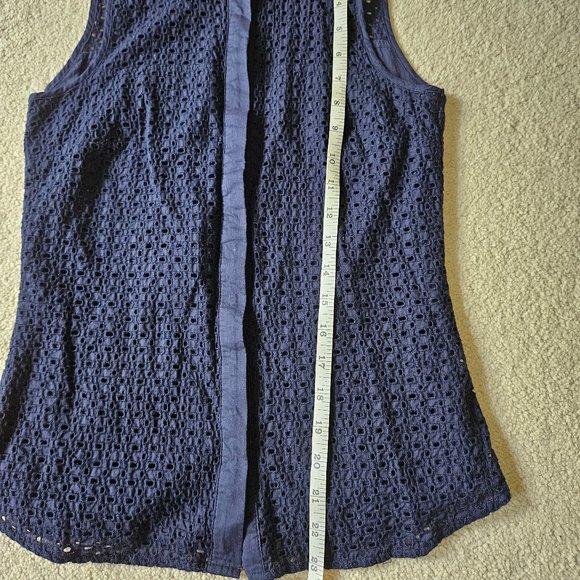 Eyelet lace collared sleeveless button-down blouse - Picture 5 of 12